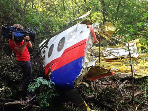 Mảnh vỡ lớn nhất của máy bay MH17 mới được tìm thấy trong rừng với nhiều lỗ đạn Ảnh: NEWSRU.UA