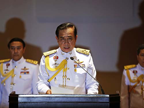 Tướng Prayuth Chan-ocha, Tư lệnh lục quân Thái Lan trả lời giới truyền thông về tình hình đất nước hôm 26-5Ảnh: Reuters