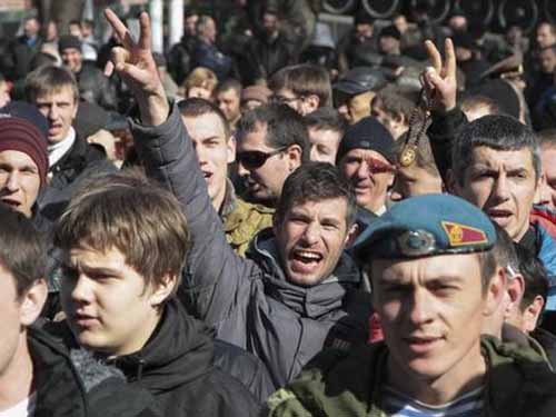 Các nhà hoạt động thân Nga tuần hành tại Simferopol, thuộc bán đảo Crimea hôm 23-2Ảnh: Reuters