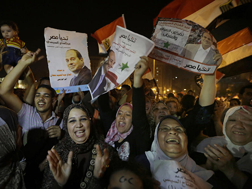 Những người ủng hộ ông Abdel-Fattah el-Sissi ở quảng trường Tahrir sáng sớm 29-5
Ảnh: AP