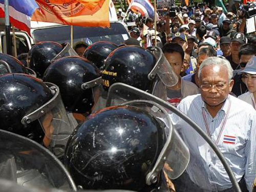 Ông Suthep Thaugsuban dẫn đầu cuộc biểu tình tại nơi quyền Thủ tướng Niwattumrong Boonsongpaisan họp ngày 15-5Ảnh: REUTERS