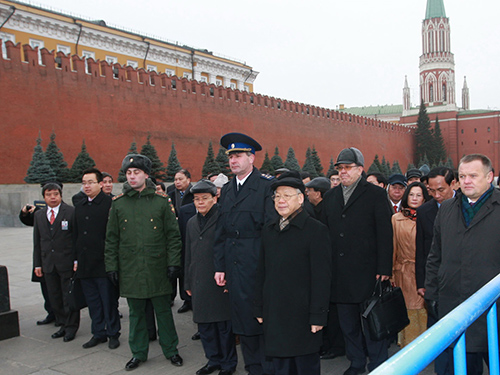 Tổng Bí thư Nguyễn Phú Trọng đến đặt vòng hoa viếng lãnh tụ Vladimir I.Lenin tại Quảng trường Đỏ ở thủ đô Moscow - NgaẢnh: TTXVN