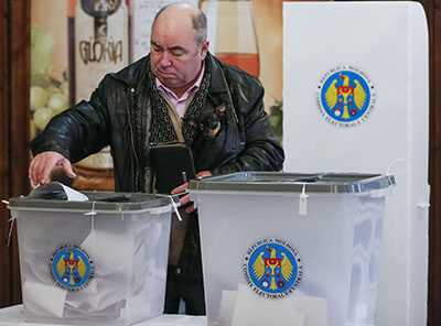 Một cử tri Moldova bỏ phiếu ở thủ đô Chisinau hôm 30-11Ảnh: Reuters
