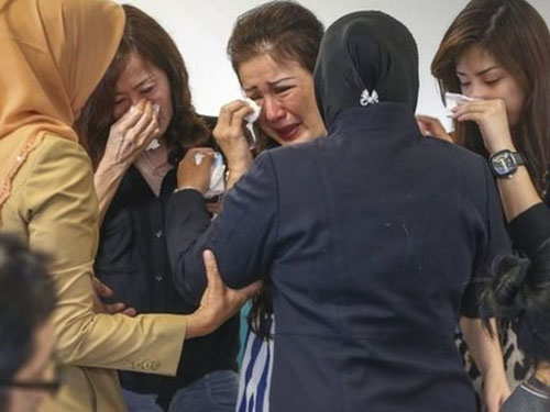 Thân nhân đau đớn chờ tin hành khách trên chuyến bay QZ8501. Ảnh: EPA