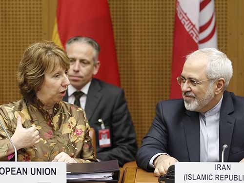 Bà Catherine Ashton và Ngoại trưởng Iran Mohammad Javad tại cuộc đàm phán hôm 14-5 Ảnh: Reuters