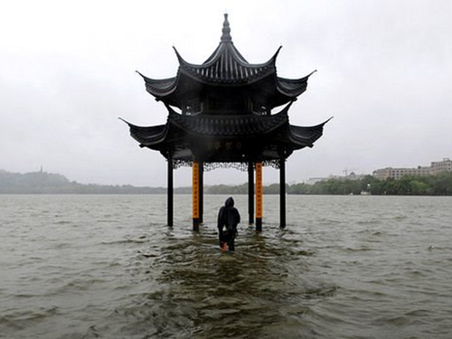 Biến đổi khí hậu khiến lũ lụt thêm nghiêm trọng
Ảnh: Reuters