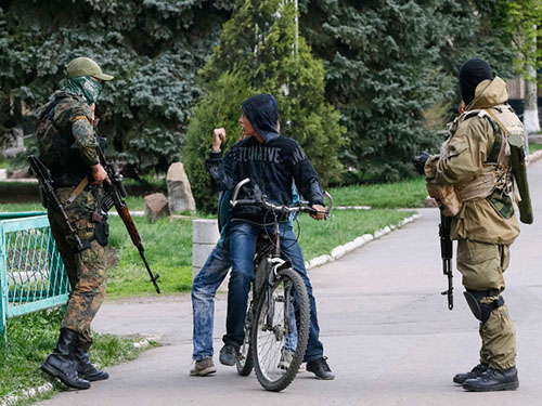 Thành phố Slavyansk tăng cường an ninh sau vụ đấu súng hôm 20-4
Ảnh: NEWSRU