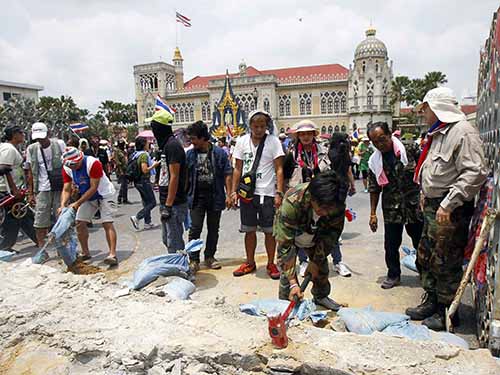 Người biểu tình chống chính phủ phá rào chắn tại cổng vào Tòa nhà Chính phủ Thái Lan ở Bangkok ngày 29-3Ảnh: REUTERS