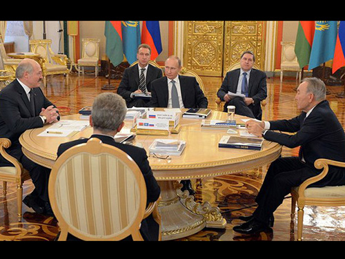 Tổng thống 3 nước thuộc Liên minh Kinh tế Ấu - Á: Vladimir Putin (Nga), Alexander Lukashenko (Belarus, trái) và Nursultan Nazarbayev (Kazakhstan, phải) trong một cuộc họp tại Điện KremlinẢnh: KREMLIN.RU