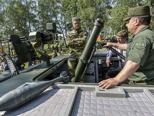 Tổng thống Ukraine Petro Poroshenko cho biết chiến dịch quân sự ở miền Đông tiêu tốn 6 triệu USD/ngày Ảnh: ITAR-TASS