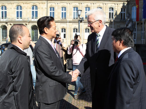 Ông Winfried Kretschmann, Thủ hiến bang Baden Wuerttemberg, đón Thủ tướng Nguyễn Tấn Dũng
Ảnh: TTXVN Ông Winfried Kretschmann, Thủ hiến bang Baden Wuerttemberg, đón Thủ tướng Nguyễn Tấn Dũng
Ảnh: TTXVN