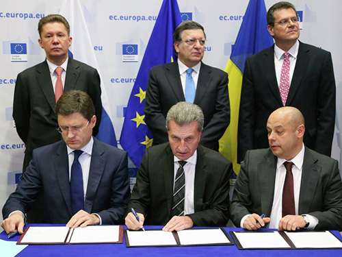 Hàng ngồi từ trái qua: Bộ trưởng Năng lượng Nga Alexander Novak, Ủy viên năng lượng EU Guenther Oettinger và Bộ trưởng Năng lượng Ukraine Yury Prodan ký thỏa thuận Ảnh: REUTERS