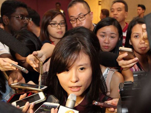 Cô Louise Sidharta trả lời phóng viên trong khi chờ đợi tin tức tại sân bay quốc tế Changi  ở Singpaore Ảnh: The Star