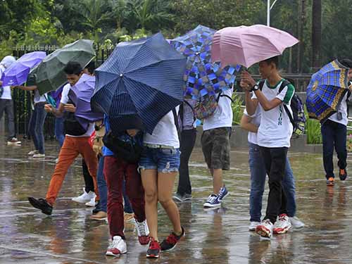 Bão Kalmaegi gây mưa lớn ở thủ đô Manila - Philippines hôm 14-9Ảnh: Reuters