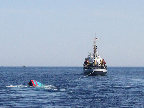 Một tàu cá Việt Nam (trái) bị tàu Trung Quốc đâm chìm gần quần đảo Hoàng Sa hôm 29-5Ảnh: Reuters