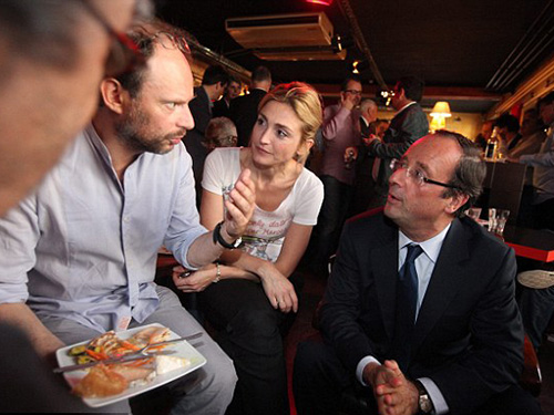 Tổng thống Pháp François Hollande (bìa phải) và bà Julie Gayet tại một sự kiện ở Paris năm 2011Ảnh: MATRIXPICTURES.CO.UK