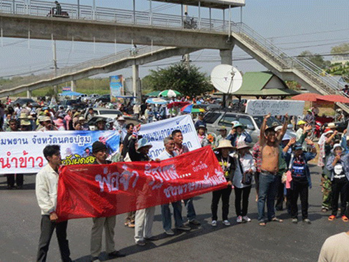 Nông dân phong tỏa đường Rama II ở tỉnh Ratchaburi - Thái Lan ngày 5-2Ảnh: BANGKOK POST