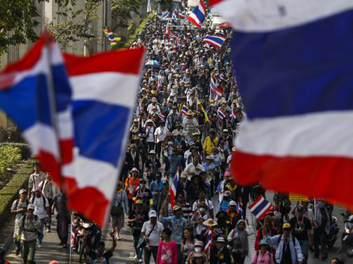 Người biểu tình tuần hành ở Bangkok ngày 20-1Ảnh: REUTERS