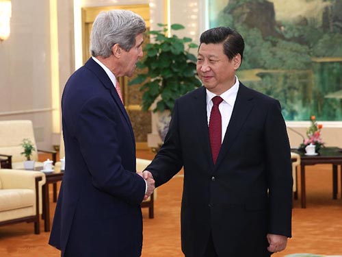 Chủ tịch Trung Quốc Tập Cận Bình (phải) đón tiếp Ngoại trưởng Mỹ John Kerry 
ngày 14-2 ở Bắc Kinh
Ảnh: THX
