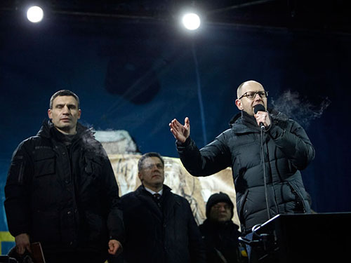 Các thủ lĩnh đối lập Arseniy Yatsenyuk (phải) và Vitaly Klitschko
Ảnh: REUTERS