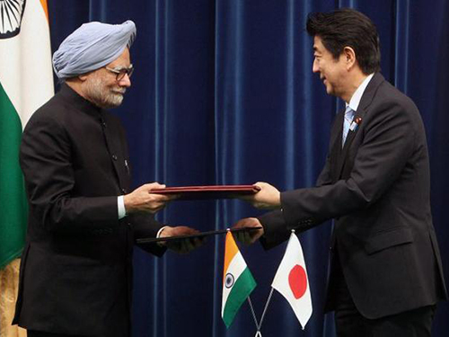 Thủ tướng Ấn Độ Manmohan Singh (trái) và Thủ tướng Nhật Bản Shinzo Abe tại Tokyo năm 2013Ảnh: PTI