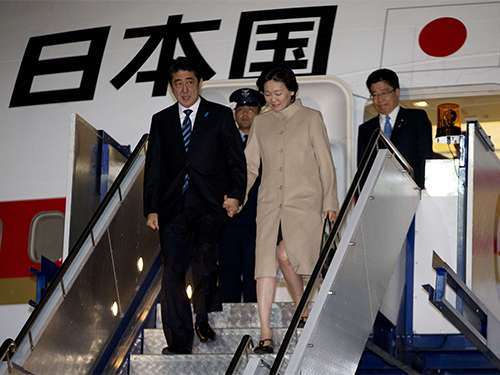 Vợ chồng Thủ tướng Nhật Bản Shinzo Abe đến Canberra - Úc hôm 7-7Ảnh: Reuters