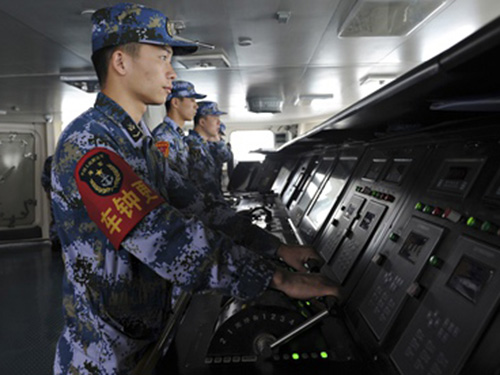 Binh lính Trung Quốc trên tàu sân bay Liêu NinhẢnh: REUTERS