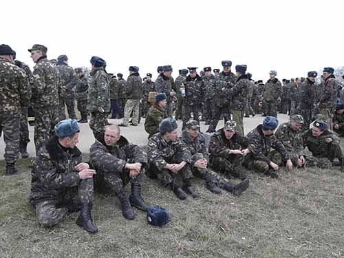 Binh lính Ukraine ngồi chờ tại sân bay Belbek - Crimea trong lúc chờ đàm phán với lính Nga hôm 4-3Ảnh: REUTERS