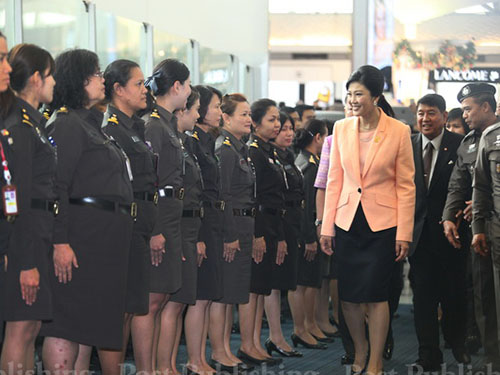 Thủ tướng Yingluck Shinawatra thăm sân bay Suvarnabhumi hôm 6-1. Khoảng 112 chuyến bay từ Singapore và Hồng Kông đến Bangkok đã bị hủy đến cuối tháng 2
Ảnh: BANGKOK POST