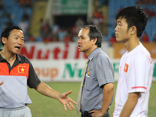 Bầu Đức (giữa) lần này sát cánh cùng các tuyển thủ U19 Việt Nam với chức danh trưởng đoàn