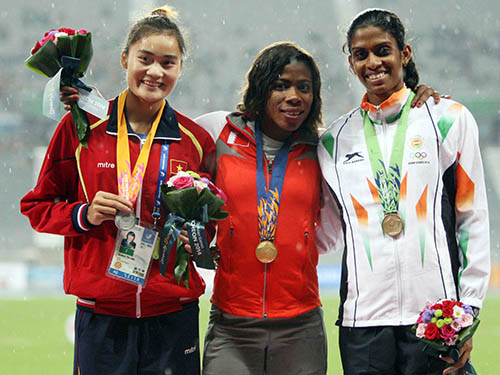 HCB nội dung chạy 400 m của Quách Thị Lan (bìa trái) được đánh giá cao khi cô chỉ về sau VĐV Bahrain  gốc NigeriaẢnh: Ngọc Linh