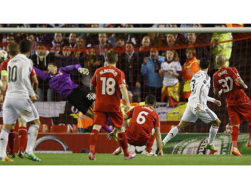 Ronaldo (thứ hai từ phải sang) trong pha mở tỉ số tinh tế giúp Real thắng chủ nhà Liverpool 3-0   Ảnh: REUTERS