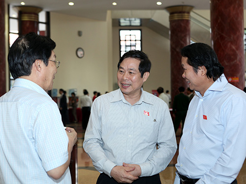 Bộ trưởng Bộ Thông tin và Truyền thông, ông Nguyễn Bắc Son (giữa), cho rằng chương trình Chuyển động 24 giờ của VTV đã đưa tin quá kỹ về cá nhân, gia đình Công Phượng