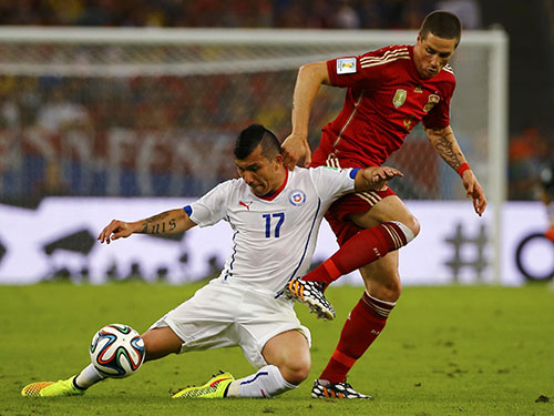 Medel (trái) chơi xuất sắc trong trận Chile thắng Tây Ban Nha 2-0, góp phần đưa nhà vô địch 2010 sớm về nướcẢnh: REUTERS