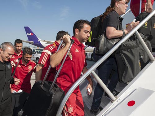 Xavi và đồng đội lên máy bay đến Rio de Janeiro chuẩn bị cho trận sống còn với ChileẢnh: AS