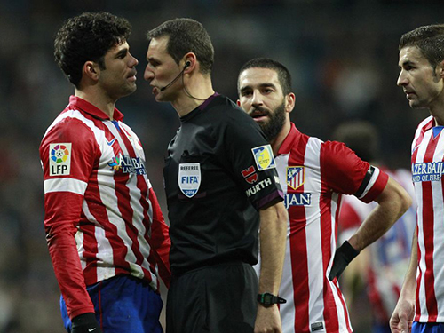 Tiền đạo Diego Costa (trái) rơi vào “bẫy” của các cầu thủ Real khi không thể ghi bàn mà còn nhận thẻ vàng, nghỉ trận lượt vềẢnh: AS