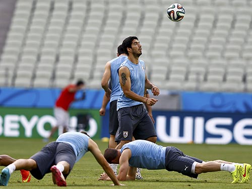 Suarez tuyên bố đã bình phục và sẵn sàng cùng Uruguay đánh bại AnhẢnh: REUTERS