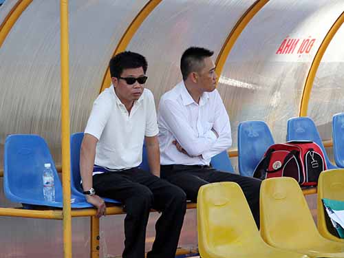 Bầu Trường (trái) trong một lần xem V.Ninh Bình thi đấu tại V-League 2014  Ảnh: Hải Anh