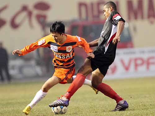 Tiền vệ Trần Mạnh Dũng (trái) trong trận hòa ĐTLA 2-2, một trong 4 trận đấu ở V-League 2014 bị nghi dàn xếp tỉ sốẢnh: Hải Anh