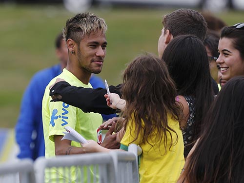 Neymar ký tặng cho người hâm mộ sau buổi tập của đội BrazilẢnh: REUTERS