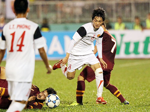 Tuấn Anh (8), một trong 3 tuyển thủ U19 tạo ấn tượng mạnh với HLV trưởng U19 AS Roma
Ảnh: Quang Liêm