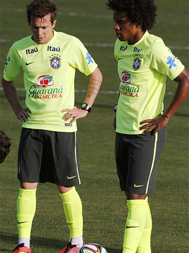 Bernard (trái) và Willian, 2 trong số 3 gương mặt có thể được HLV Scolari tung vào đội hình chính thay NeymarẢnh: REUTERS