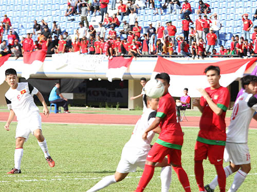 Xuân Trường (bìa trái) kịp bình phục là tin vui cho hàng tiền vệ của U19 Việt Nam trước trận chung kết