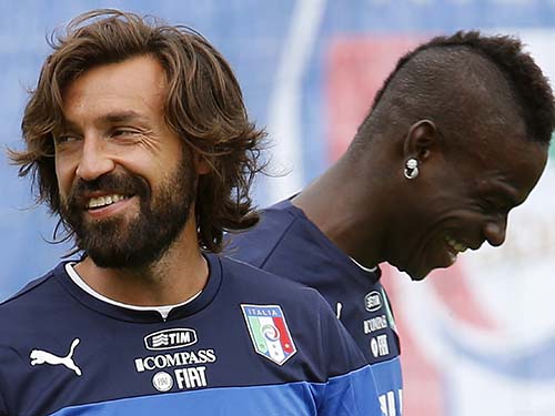 Pirlo (trái) và Balotelli tự tin trong buổi tập của đội ÝẢnh: REUTERS