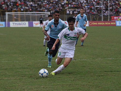 Văn Toàn (9) là người gỡ hòa 1-1 cho U19 HAGL Arsenal JMG