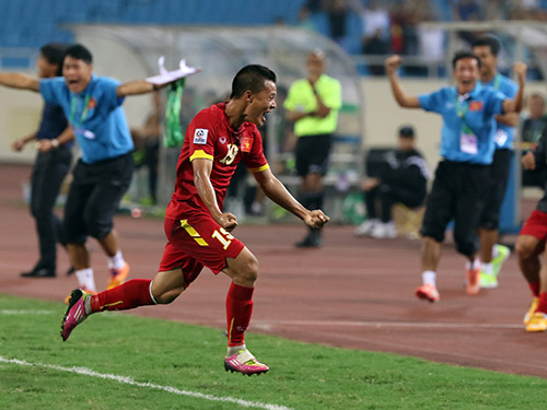 Thành Lương sau khi ghi bàn thứ ba cho đội Việt NamẢnh: Quang Liêm