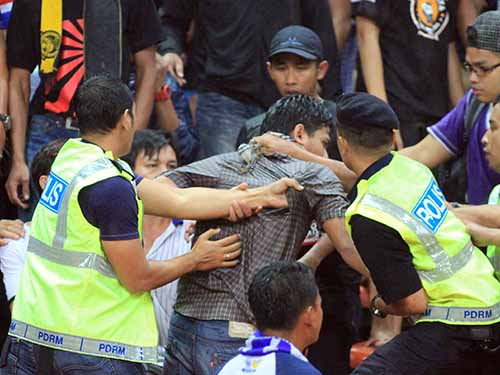 Một CĐV quá khích của Malaysia bị cảnh sát nước này bắt giữ sau hành vi thô bạo với CĐV Việt Nam đêm 7-12 trên sân Shah AlamẢnh: Hải Anh
