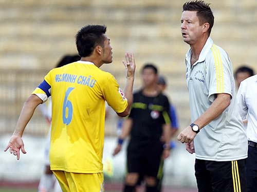 Tiền vệ Minh Châu (trái), một trong những nhà vô địch AFF Cup 2008, vẫn được lên tuyển dù phong độ không thật sự tốt ở V-League mùa này cùng Hải PhòngẢnh: Hải Anh
