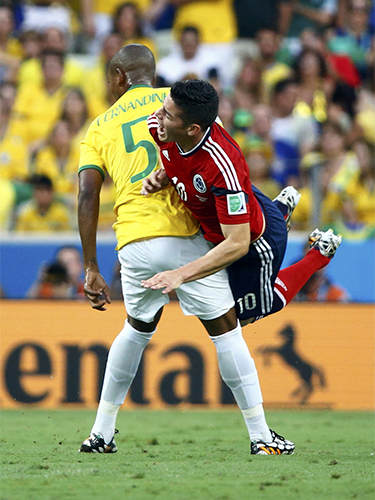 Fernandinho (5) có vài pha dằn mặt James Rodriguez nhưng được trọng tài bỏ quaẢnh: REUTERS