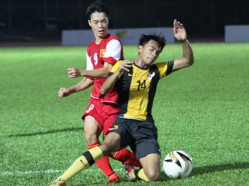 Văn Toàn (trái) bỏ lỡ 2 cơ hội mở tỉ số cho U19 Việt Nam trong hiệp 1